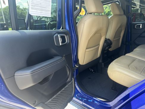 Used 2018 Jeep Wrangler Unlimited Sahara AWD/4WD image 16