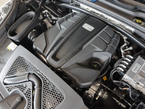 Certified 2023 Porsche Macan S AWD/4WD image 29