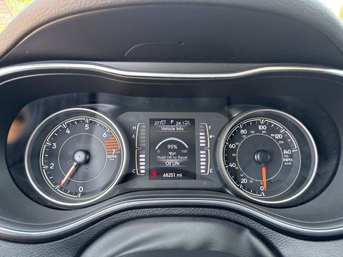 Used 2019 Jeep Cherokee Latitude Plus w/ Comfort/Convenience Group FWD image 28