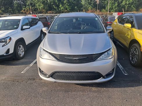 Used 2018 Chrysler Pacifica Touring Plus w/ S Appearance Package FWD image 5