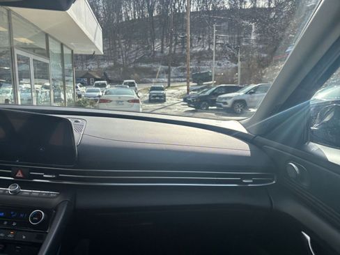 Used 2025 Hyundai Elantra Limited image 37