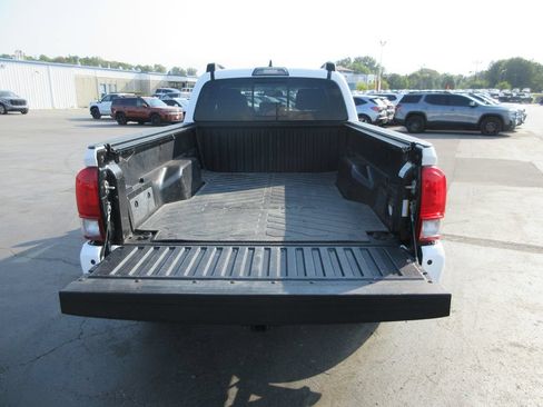 Used 2017 Toyota Tacoma TRD Sport AWD/4WD image 7