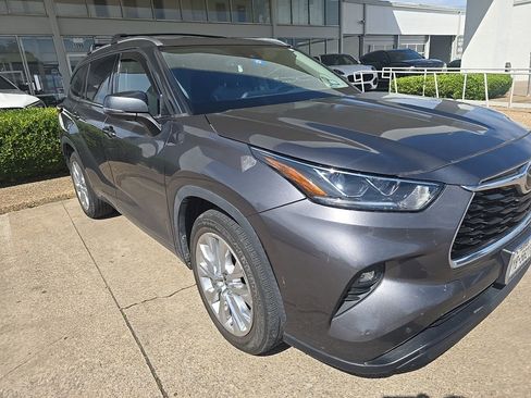 Used 2021 Toyota Highlander Limited FWD image 2