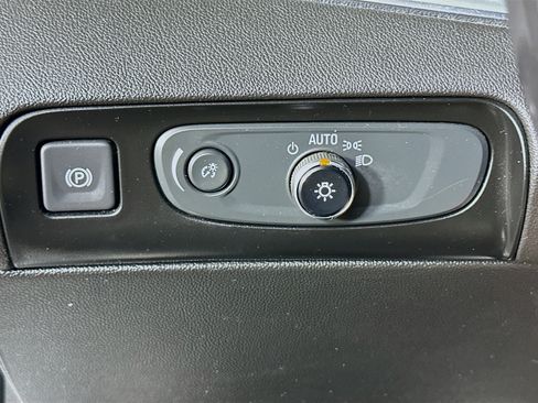 Used 2020 Buick Enclave Essence FWD image 17