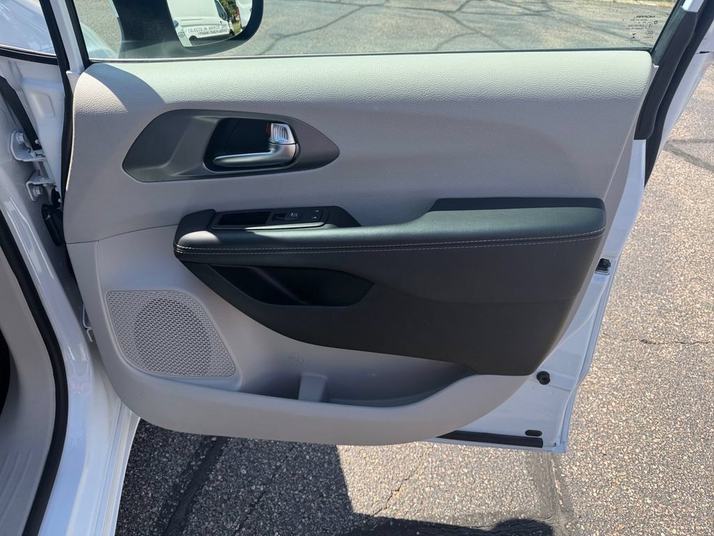Used 2023 Chrysler Pacifica Touring-L FWD image 18