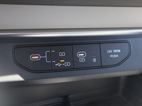 Used 2025 Kia Carnival EX FWD image 33