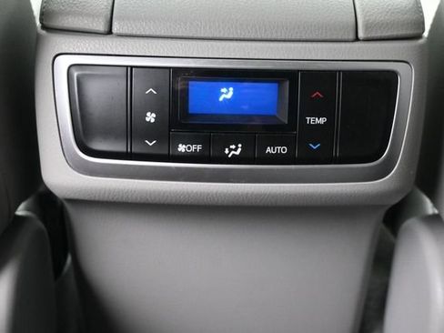Used 2019 Toyota Highlander XLE FWD image 21