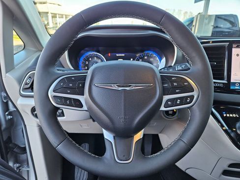 Used 2024 Chrysler Pacifica Touring-L image 21