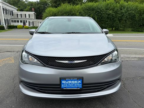 Used 2020 Chrysler Voyager L FWD image 2