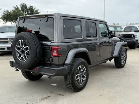 Used 2025 Jeep Wrangler Unlimited Sahara AWD/4WD image 5