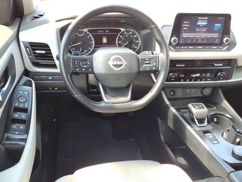 Used 2025 Nissan Rogue SV AWD/4WD image 9
