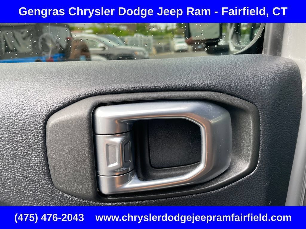 Used 2018 Jeep Wrangler Unlimited Sahara AWD/4WD image 32