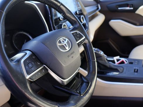 Used 2021 Toyota Highlander XLE image 15