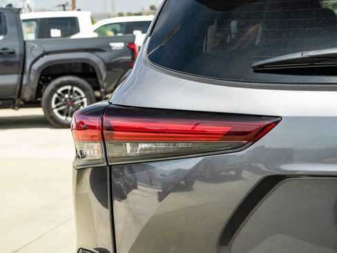 Certified 2025 Toyota Highlander LE AWD/4WD image 11