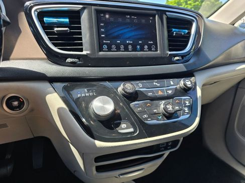 Used 2018 Chrysler Pacifica Touring-L FWD image 29