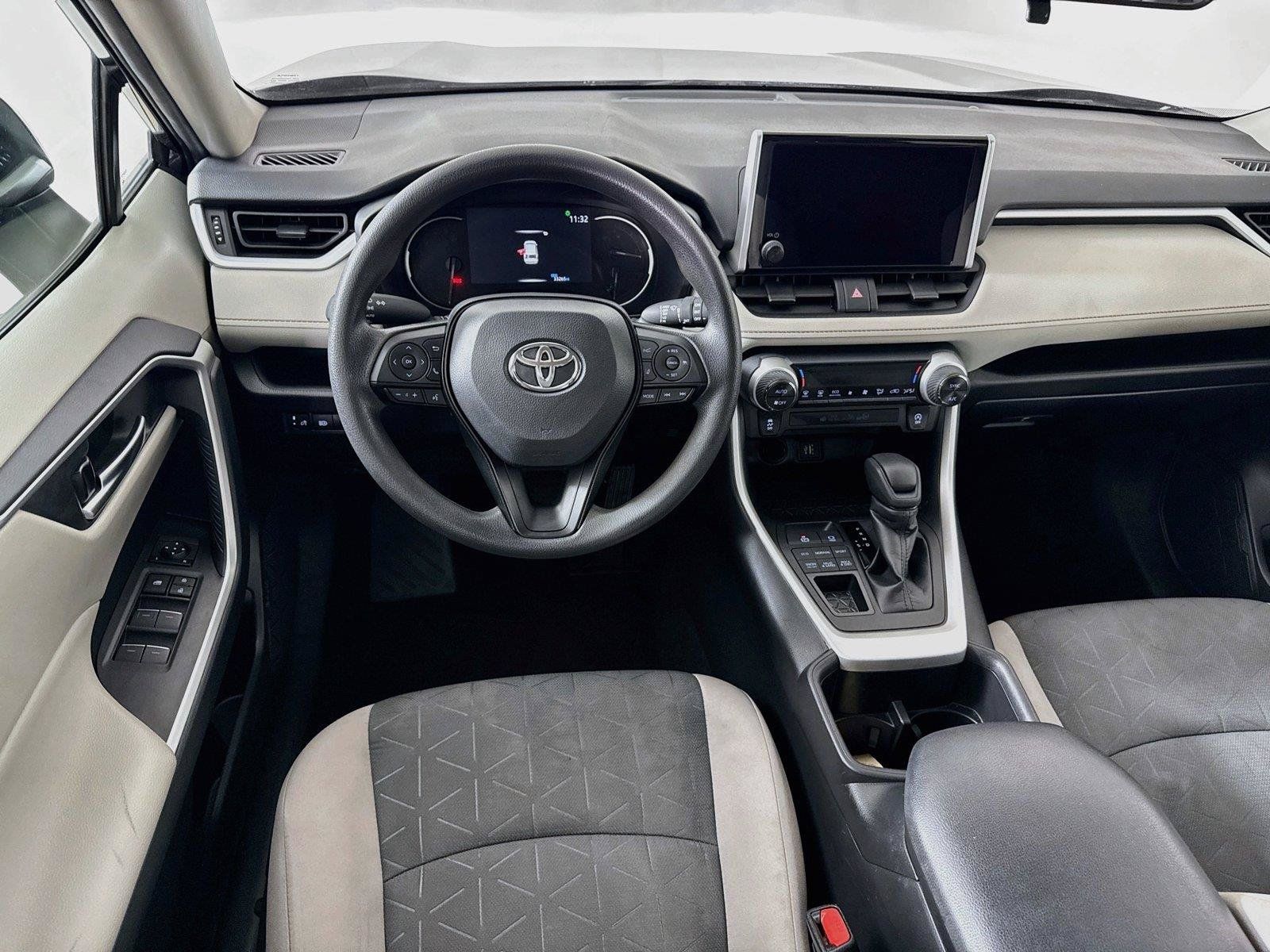 Used 2025 Toyota RAV4 XLE AWD/4WD image 2