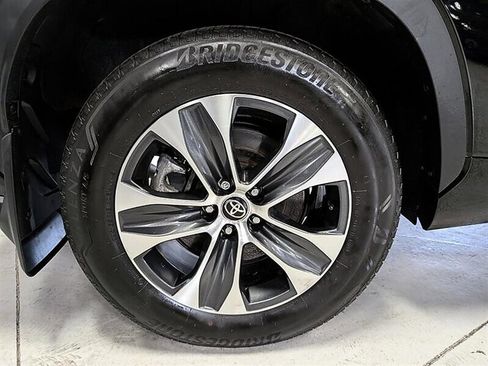 Used 2025 Toyota Highlander XLE AWD/4WD image 13