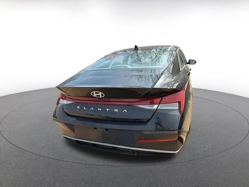 Used 2025 Hyundai Elantra SEL image 11