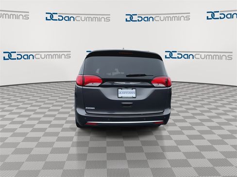 Used 2017 Chrysler Pacifica Touring-L image 7