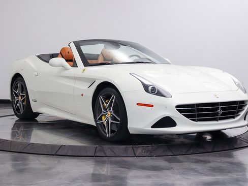 Used 2017 Ferrari California T RWD image 23