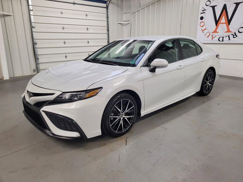 Used 2022 Toyota Camry SE image 2