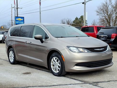 Used 2017 Chrysler Pacifica Touring image 3