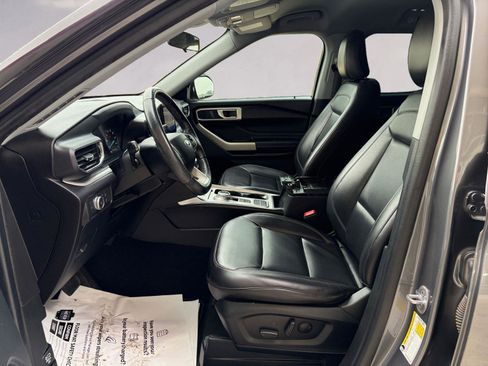 Used 2022 Ford Explorer XLT w/ Equipment Group 202A image 9