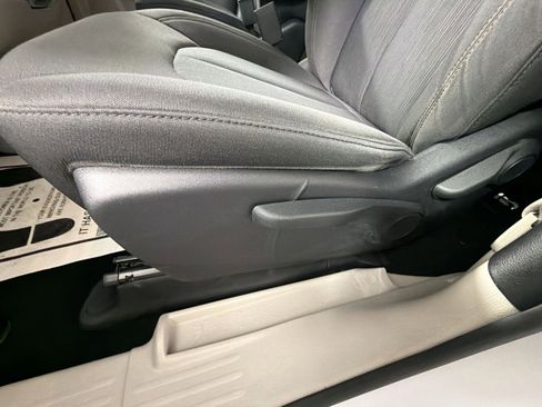 Used 2019 Chrysler Pacifica L image 12