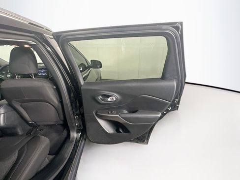 Used 2019 Jeep Cherokee Latitude w/ Popular Appearance Group FWD image 27