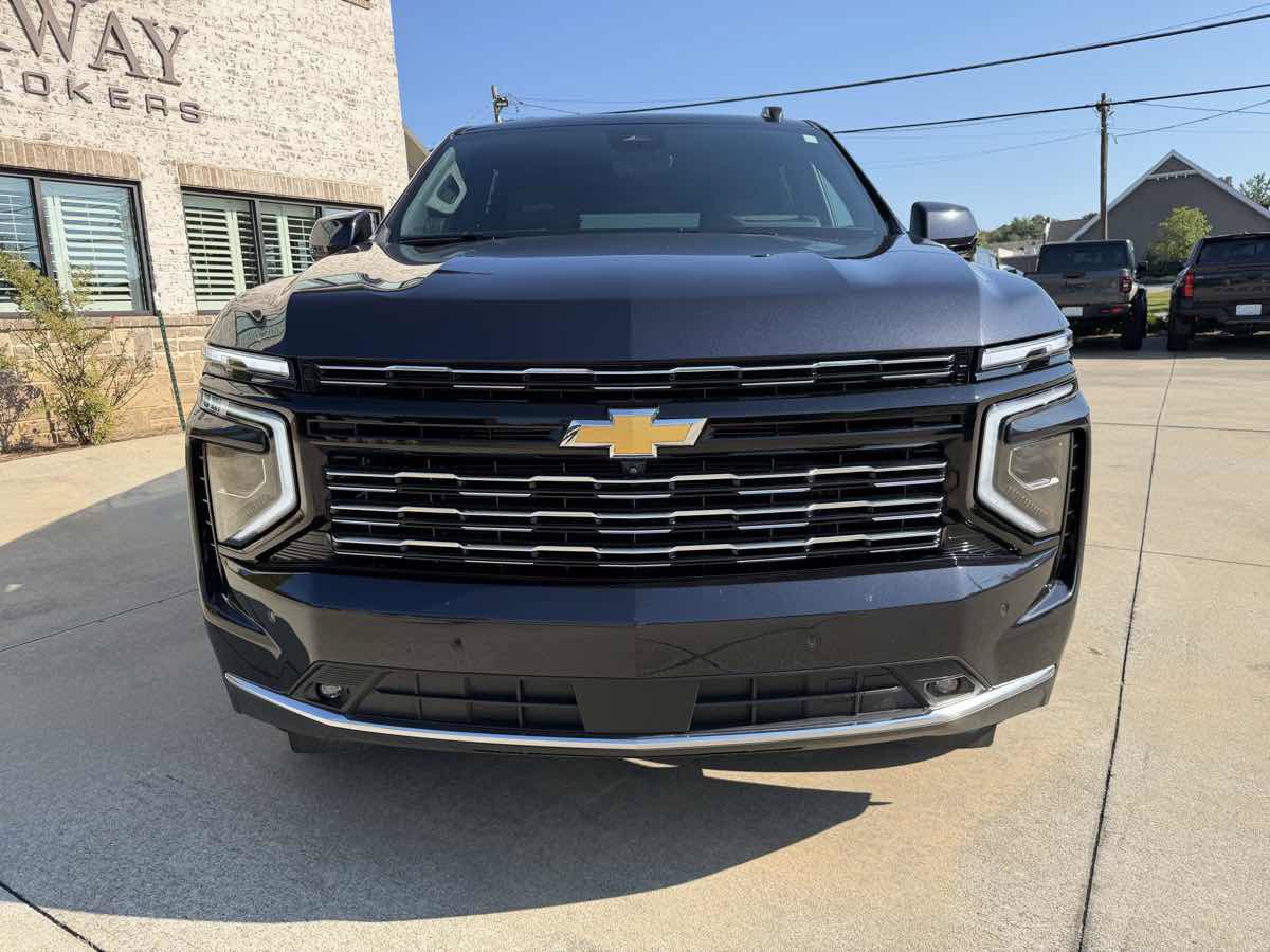 Used 2026 Chevrolet Suburban High Country RWD image 3