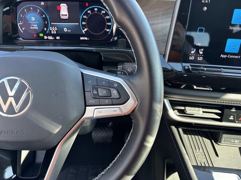 Used 2025 Volkswagen Atlas SE image 24