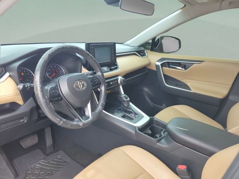 Used 2019 Toyota RAV4 XLE Premium FWD image 16