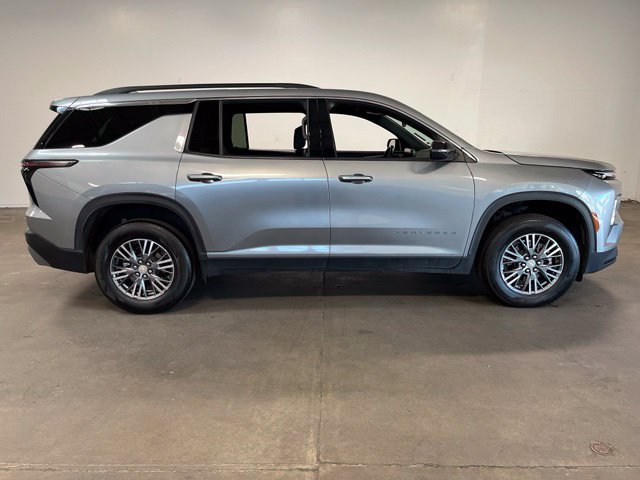 Used 2025 Chevrolet Traverse LT FWD image 2