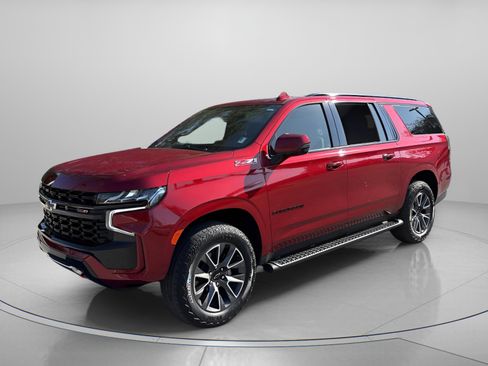 Used 2023 Chevrolet Suburban Z71 w/ Luxury Package image 2