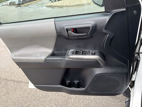 Used 2019 Toyota Tacoma SR5 AWD/4WD image 28