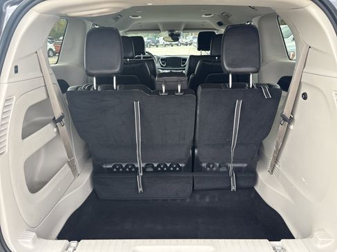 Used 2023 Chrysler Pacifica Touring-L image 5