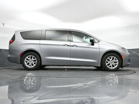 Used 2017 Chrysler Pacifica Touring FWD image 42