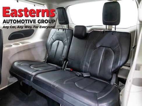 Used 2022 Chrysler Pacifica Touring-L image 27