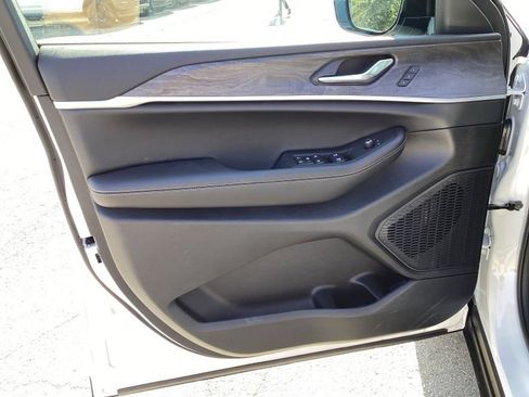 New 2025 Jeep Grand Cherokee Limited image 24