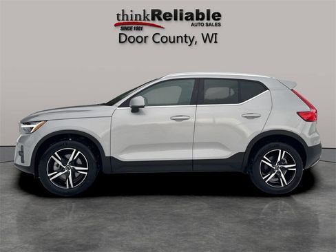 Used 2025 Volvo XC40 B5 Core image 2