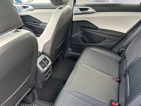 New 2025 Volkswagen Taos SE image 10