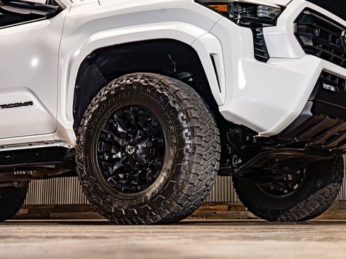 Used 2025 Toyota Tacoma SR5 AWD/4WD image 15