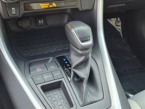 Used 2019 Toyota RAV4 XLE Premium FWD image 11