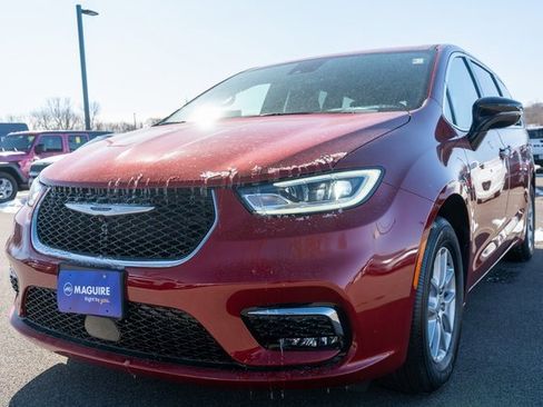 New 2026 Chrysler Pacifica Select image 2