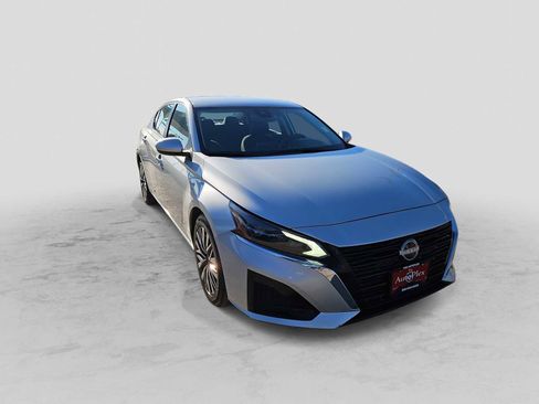 Used 2023 Nissan Altima 2.5 SV image 2