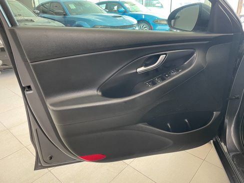 Used 2018 Hyundai Elantra GT image 15