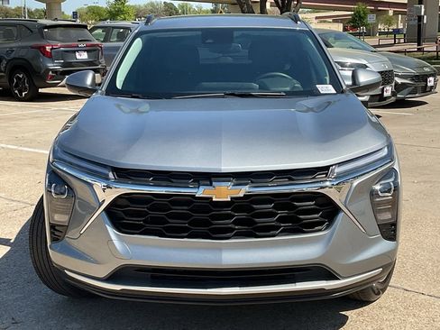 Used 2025 Chevrolet Trax LT w/ LT Convenience Package image 3