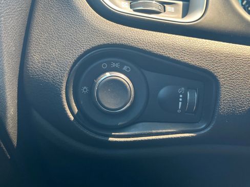 Used 2017 Jeep Renegade Sport w/ Power & Air Group FWD image 19