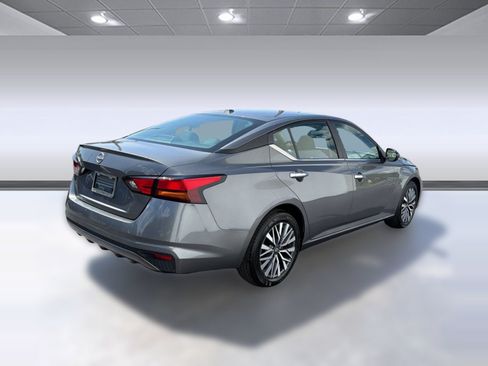 Used 2025 Nissan Altima 2.5 SV FWD image 9