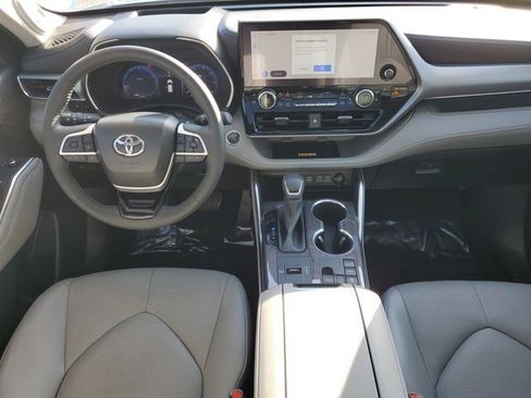 Used 2023 Toyota Highlander Platinum image 5
